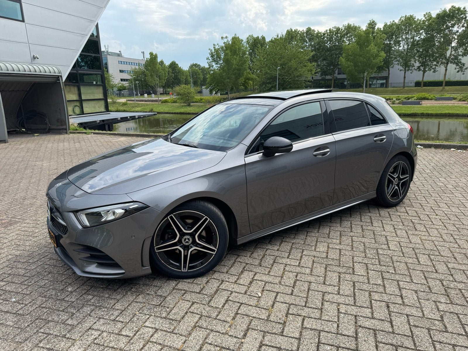 Mercedes A 200 163pk AMG Line PANO met MEMORY en ZOMERKLAAR, 4 cilinders, 163 pk, Particulier, 1600 kg