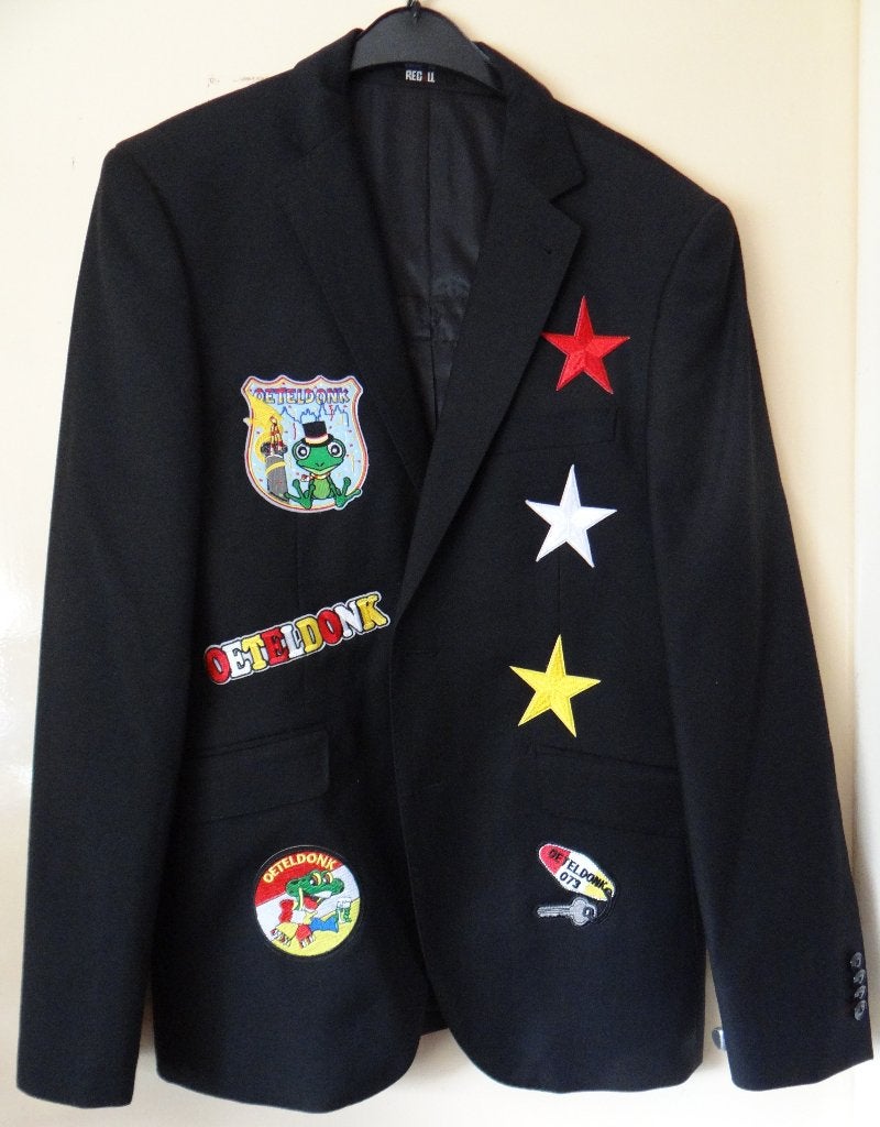 Leuk zwart OETELDONK/DEN BOSCH jas met emblemen (17), Carnaval, Maat 48/50 (M), Ophalen of Verzenden, Zo goed als nieuw