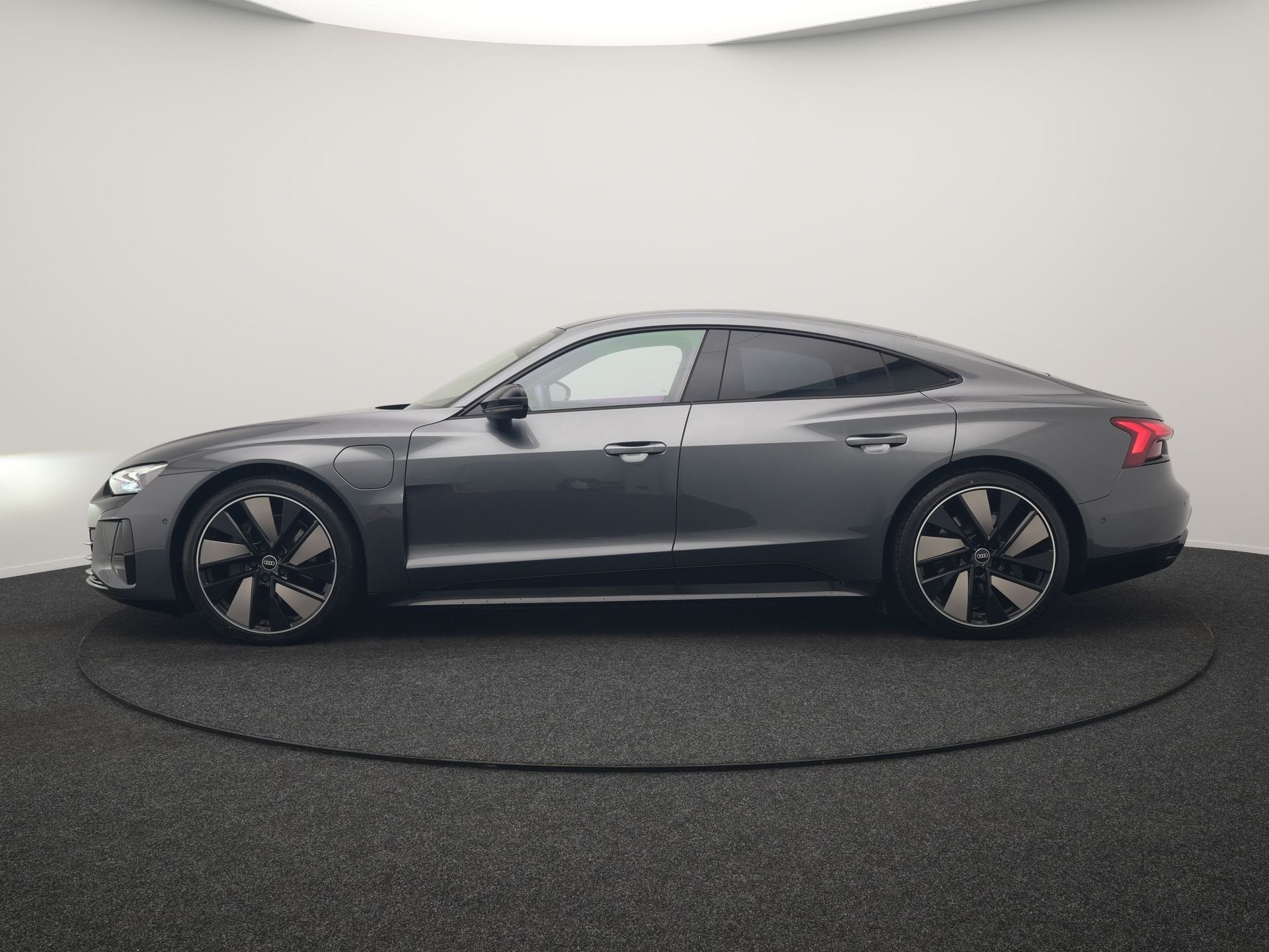 Audi e-tron GT 93 kWh 476pk Dealer O.H | Panodak | Head Up |, Auto's, Automaat, 93 kWh, Vierwielaandrijving, Zilver of Grijs