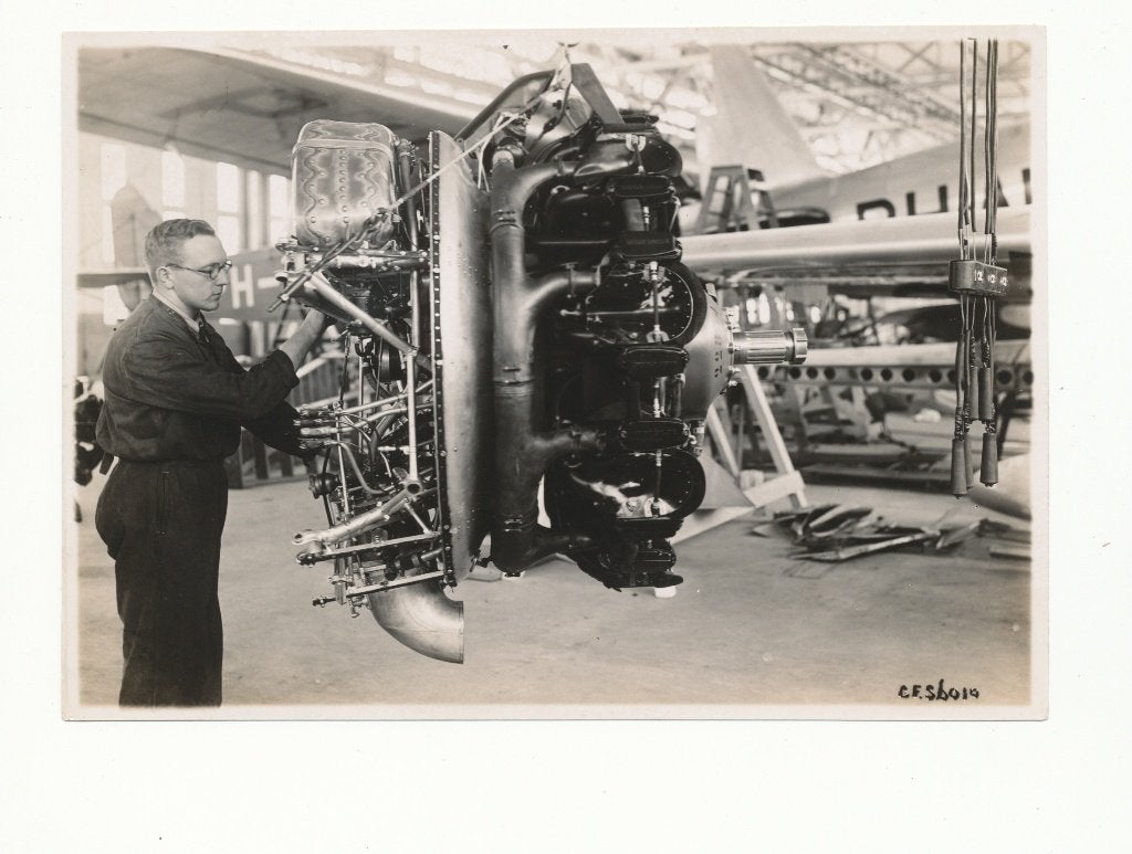 KLM foto vliegtuig motor Schiphol, Verzenden, Zo goed als nieuw, Kaart, Foto of Prent