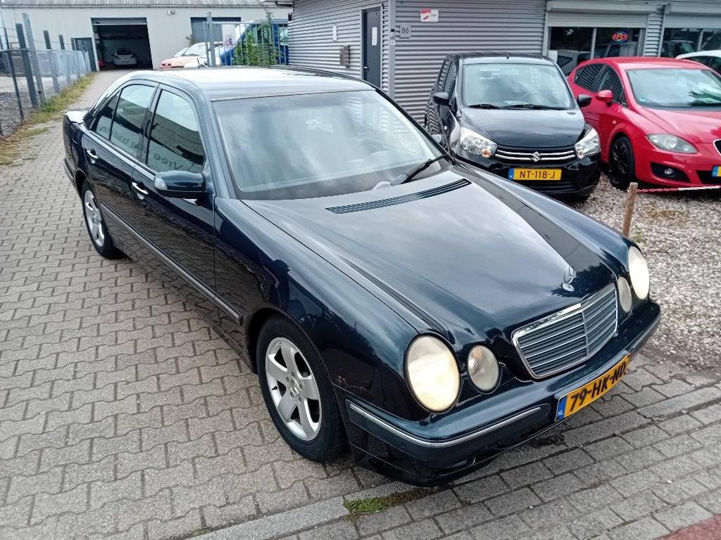 Mercedes-Benz E-Klasse 2.0 E200 Sedan Classic AUT 2001 Zwart, Auto's, Automaat, 1998 cc, Zwart, 4 cilinders