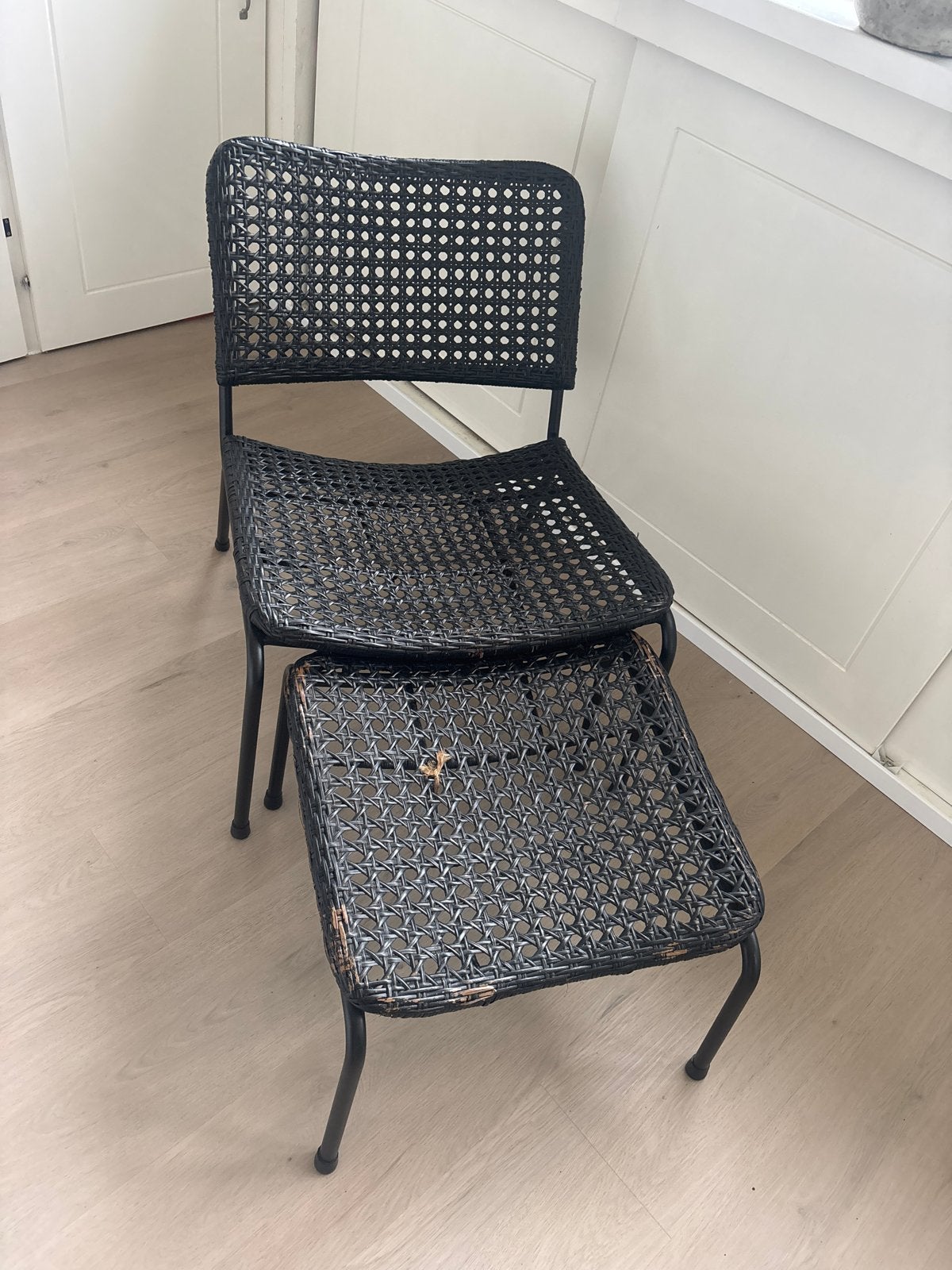 Rotan stoel met voetenbankje - Karwei, Ophalen, Zwart, Riet of Rotan, Zo goed als nieuw