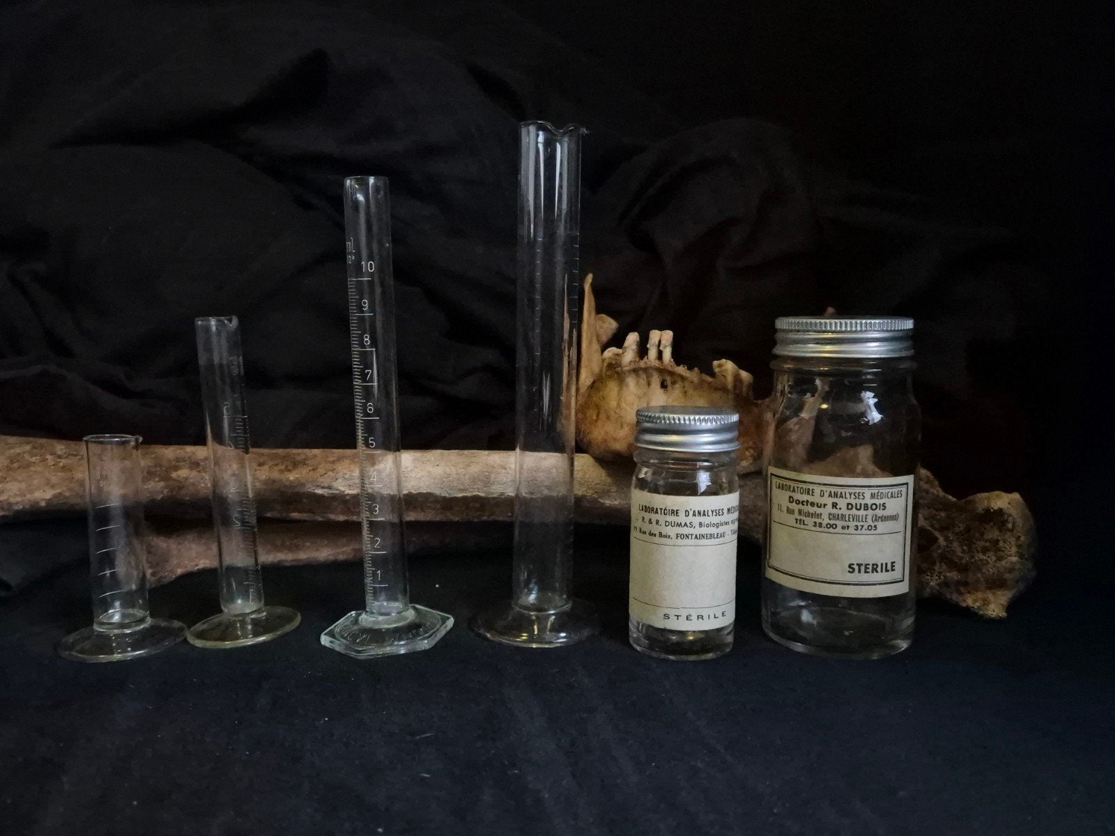 Antieke laboratorium glaasjes en apothekersflessen, Ophalen of Verzenden