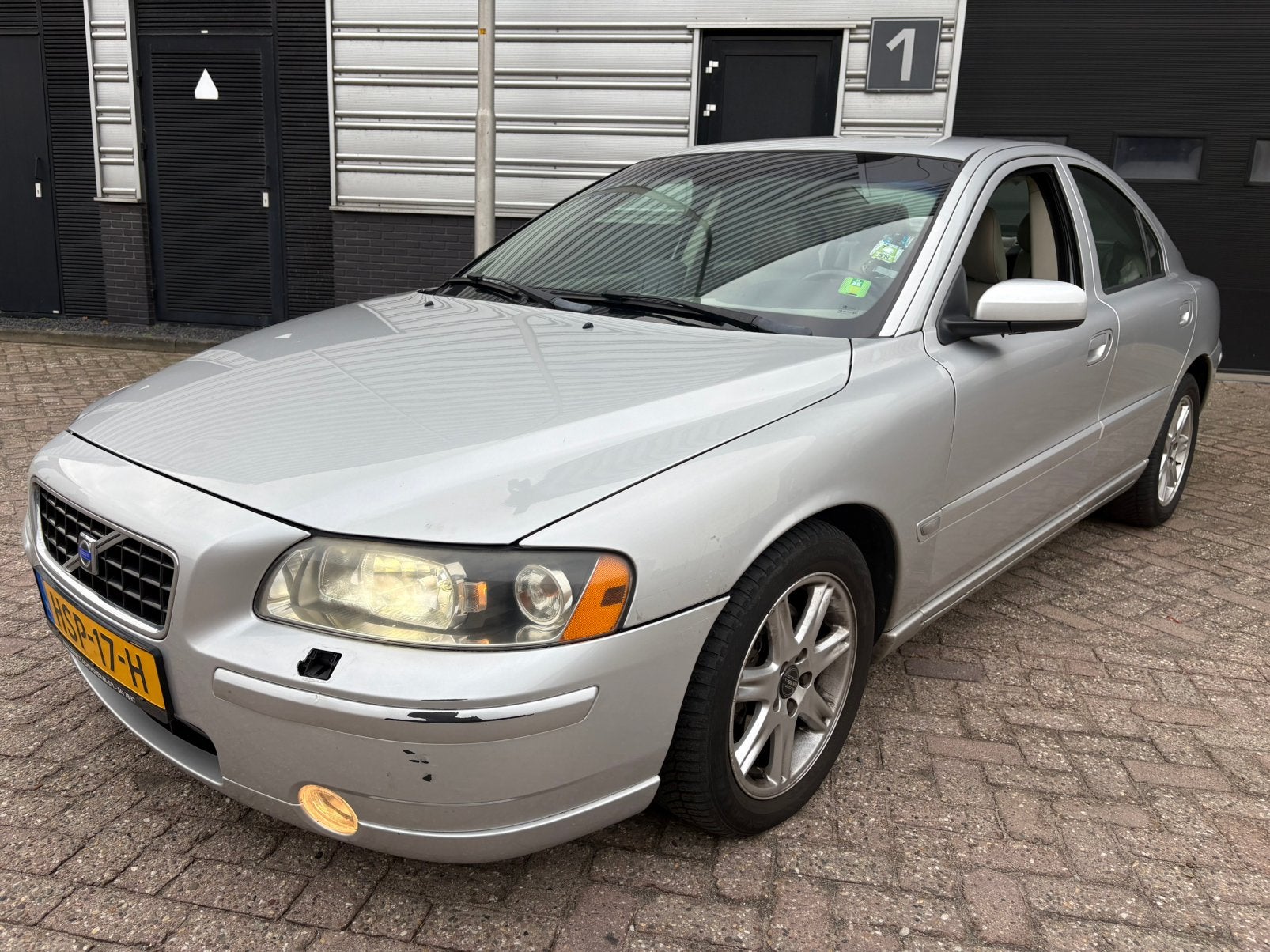 Volvo S60 2.4 D5 AUT 2004 Grijs, Lederen bekleding, Beige, 163 pk, Diesel