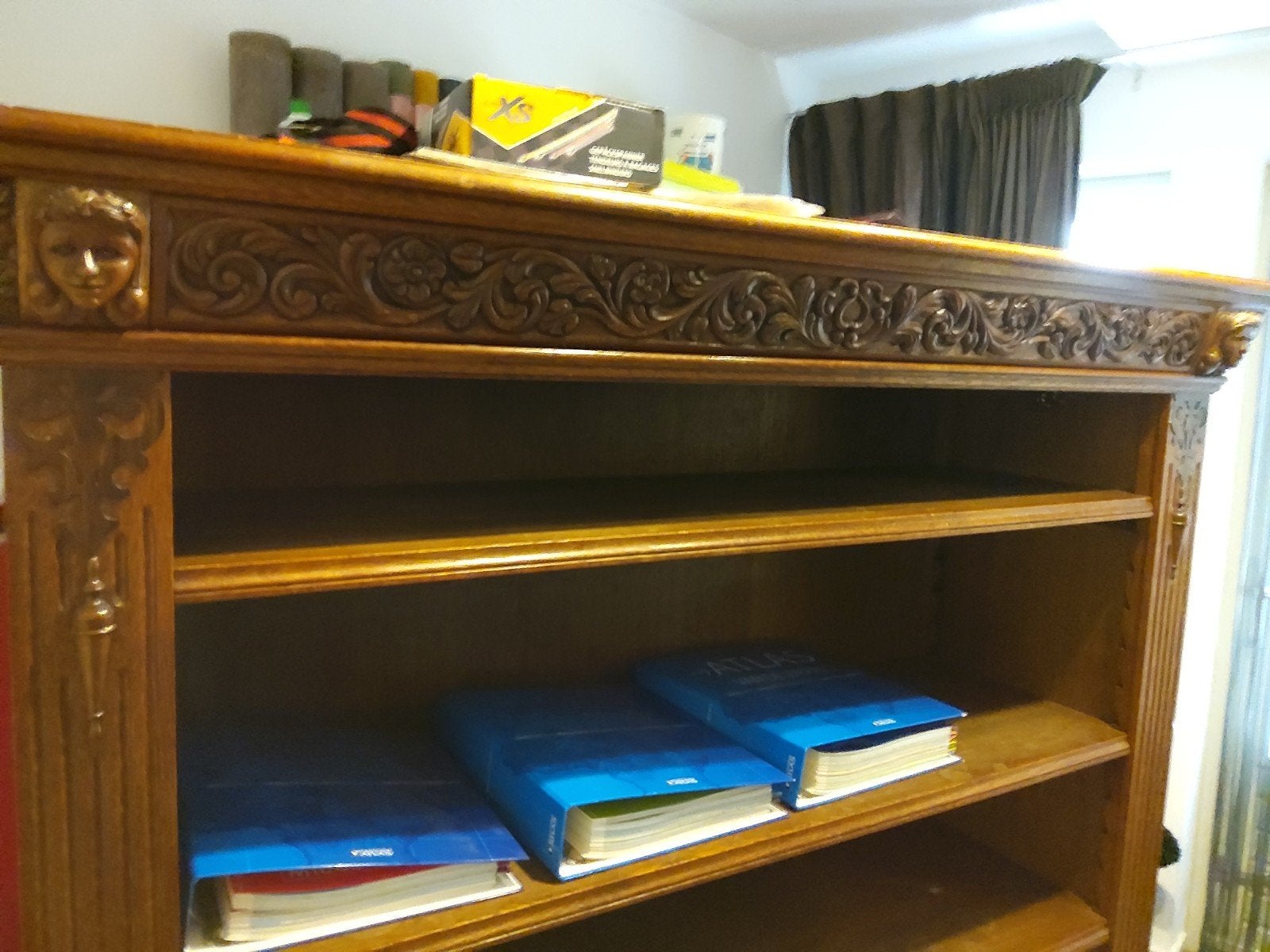 Antieke houten boekenkast met sierlijk houtsnijwerk, Ophalen