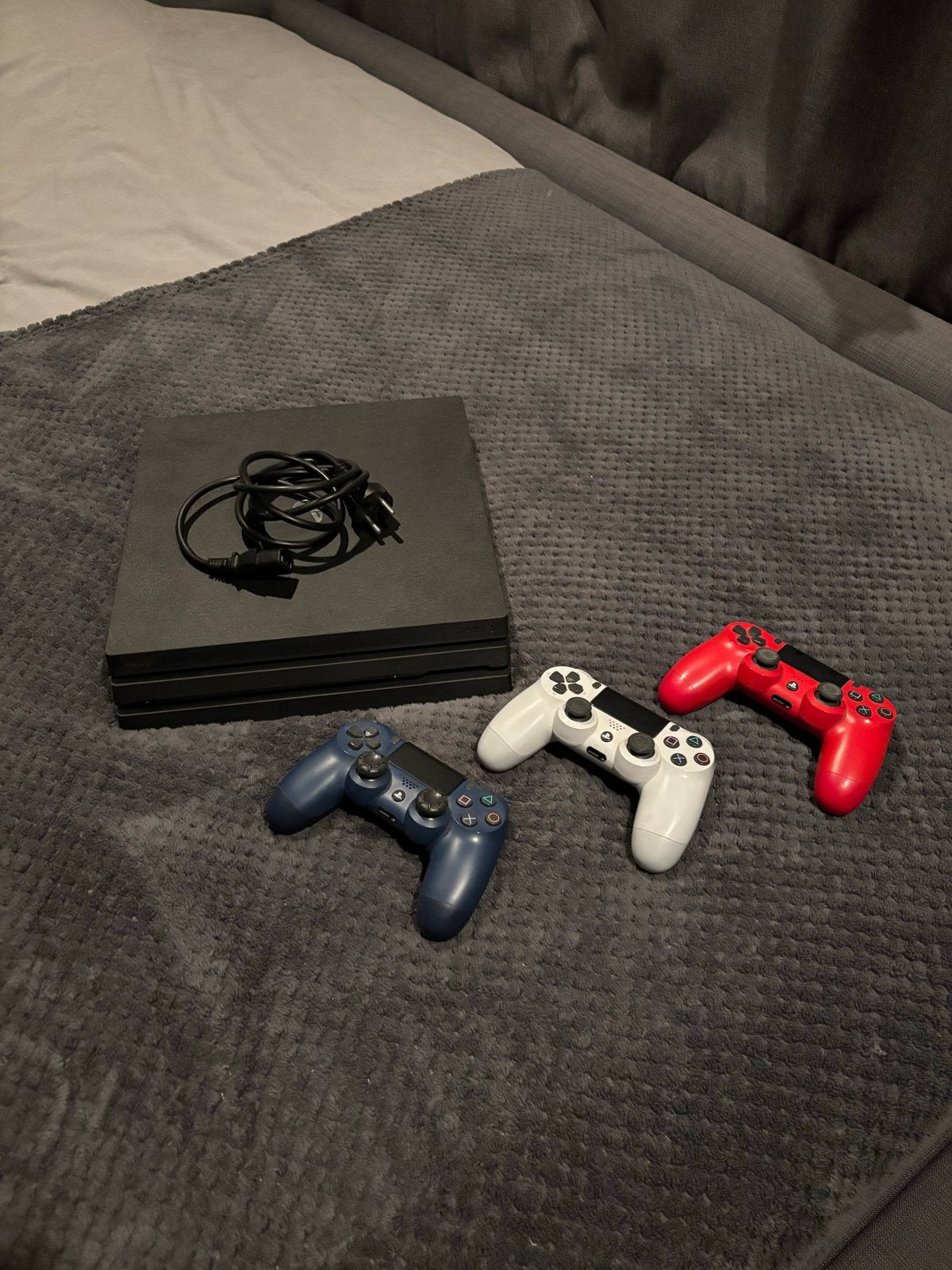 PlayStation 4 Pro met 3 controllers en accessoires
