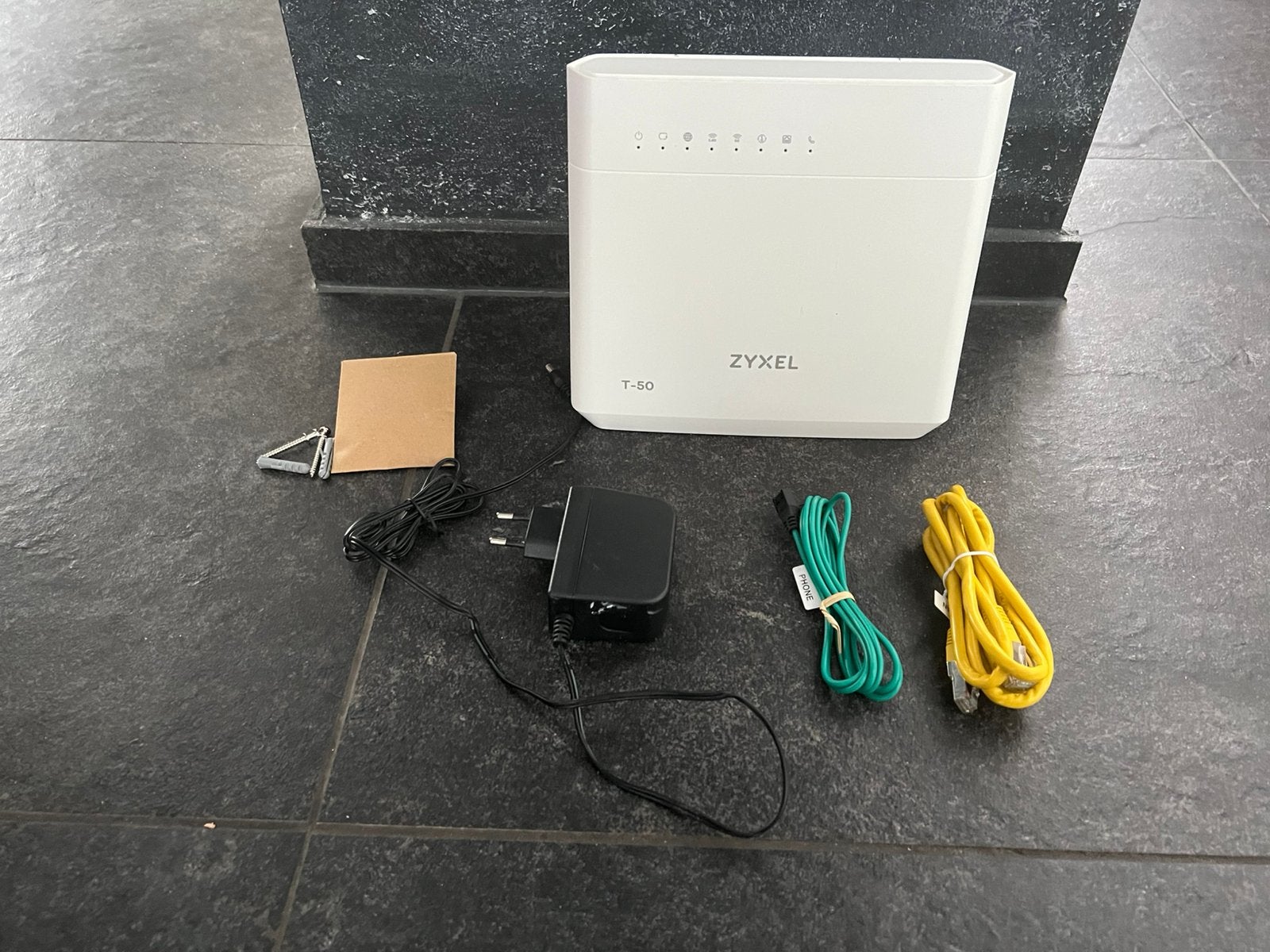 Zyxel T-50 Router incl. Adapter,kabels en bev.schroeven ZGAN, Ophalen of Verzenden, Zo goed als nieuw