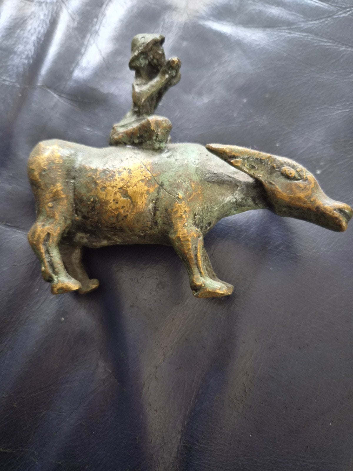 Bronzen beeldje: Man op buffel, 12cm, Ophalen of Verzenden, Brons