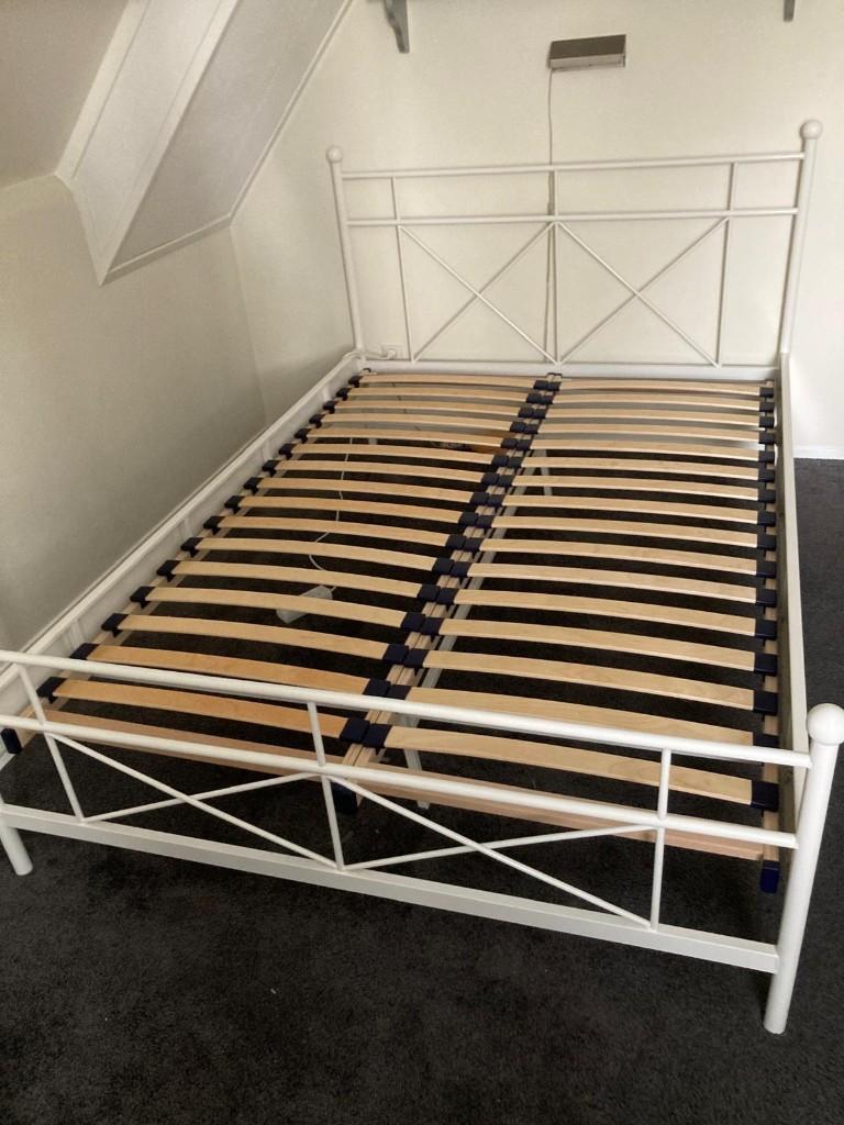 Landelijk metalen bed 140 x 200 met lattenbodem, Huis en Inrichting, Slaapkamer | Bedden, Ophalen, Gebruikt, Wit, Tweepersoons
