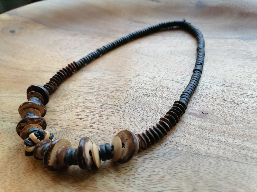 Nieuwe handgemaakte ketting met kokoskralen, Sieraden, Tassen en Uiterlijk, Kettingen, Ophalen of Verzenden, Nieuw, Bruin, Overige materialen