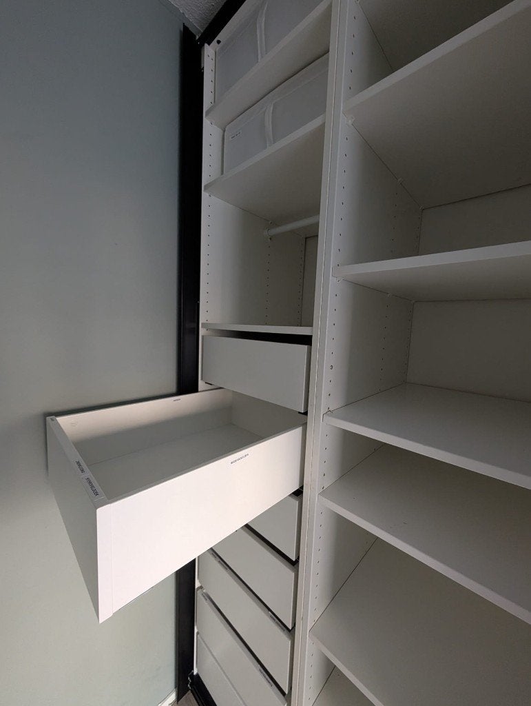 Foto 4 van Spacious, modern PAX wardrobe / Grote moderne PAX kast