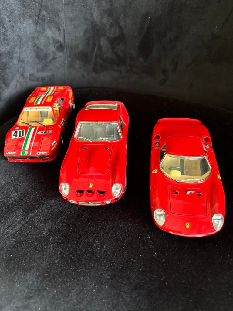 Ferrari schaal 1op 24, 3 stuks, echt onbetaalbaar, deze wel, Hobby en Vrije tijd, Ophalen, Nieuw, Auto