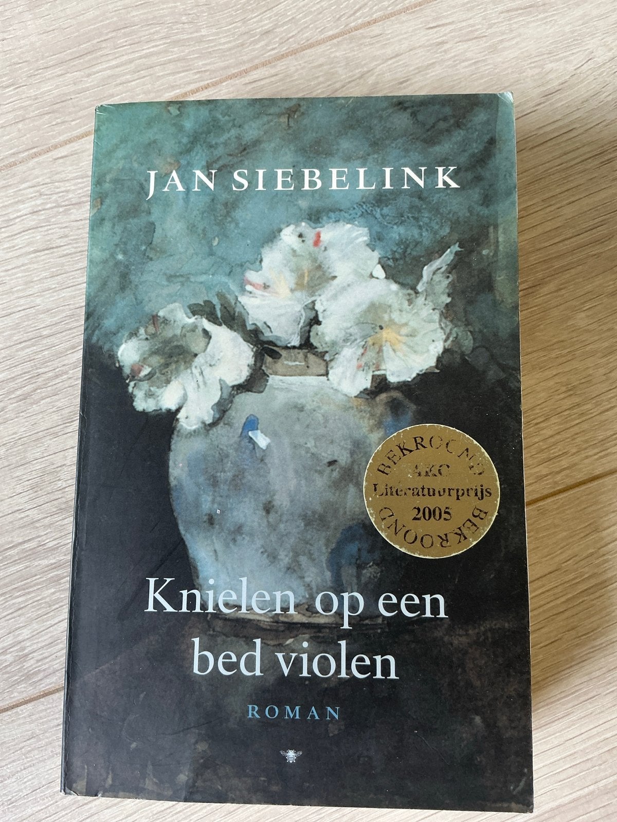 Knielen op een bed violen - Jan Siebelink (Roman), Ophalen of Verzenden, Gelezen, Nederland