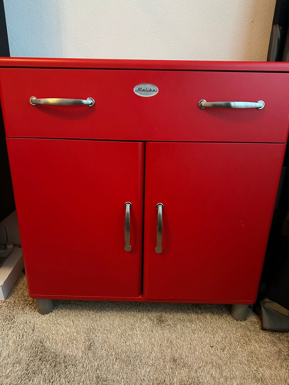 Leuk rood Malibu kastje met lade, Ophalen, Zo goed als nieuw, 25 tot 50 cm, 50 tot 100 cm