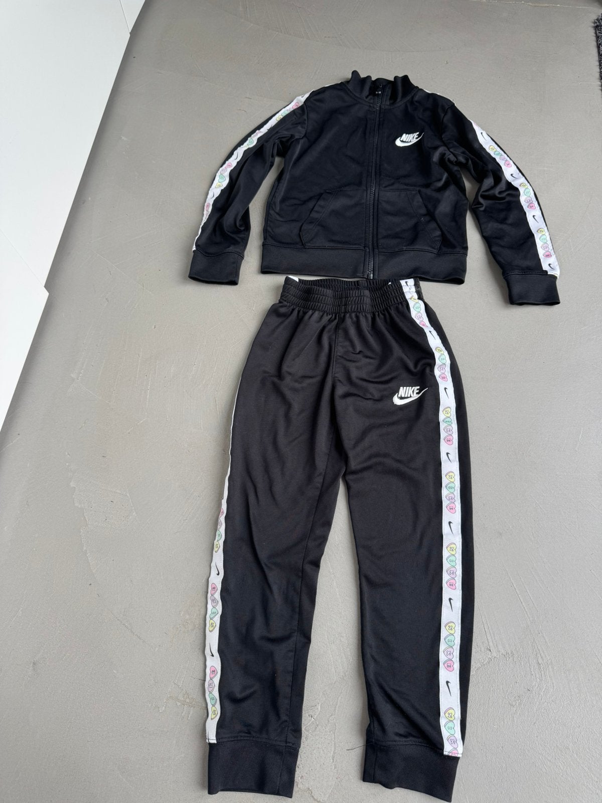 Nike meisjes trainingspak maat 116/122, Kinderen en Baby's, Ophalen of Verzenden, Meisje, Sport- of Zwemkleding