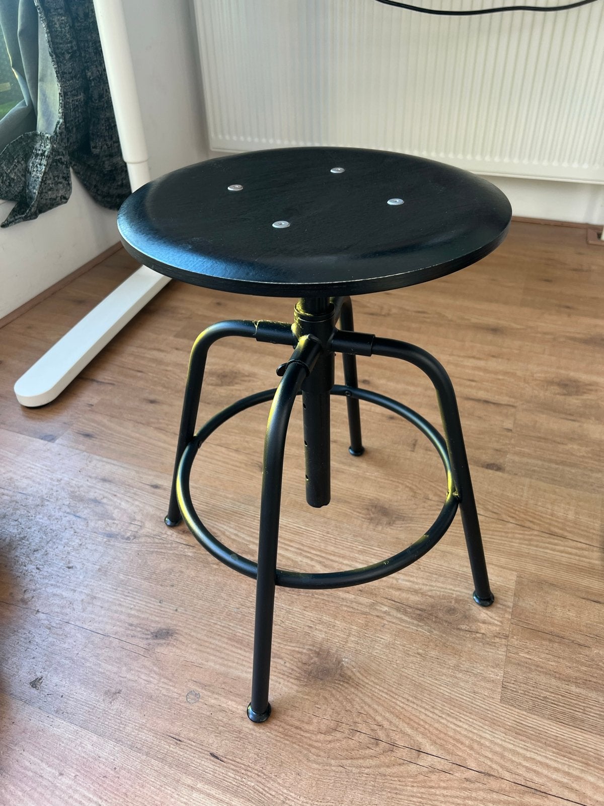 IKEA Zwarte in hoogte verstelbare kruk, Ophalen of Verzenden, In hoogte verstelbaar, Gebruikt, Staal