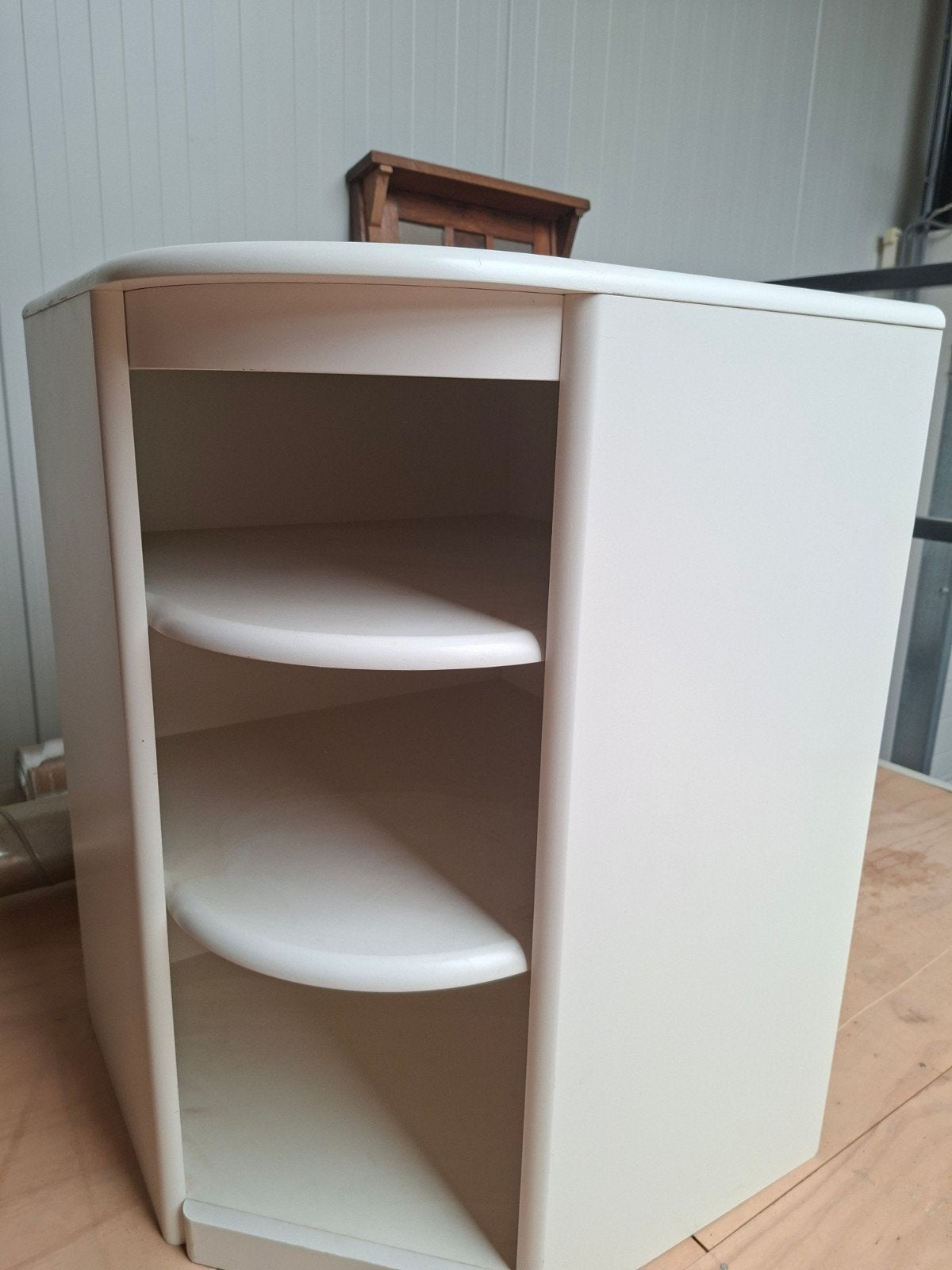 Nette hoekkast met 2 planken - Ideaal voor kleine ruimtes, Ophalen, Gebruikt