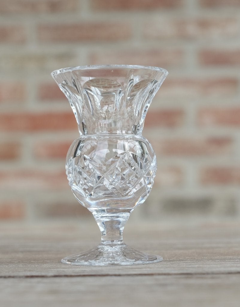 Lief klein en mooi geslepen vaasje op voet, van kristal, Ophalen