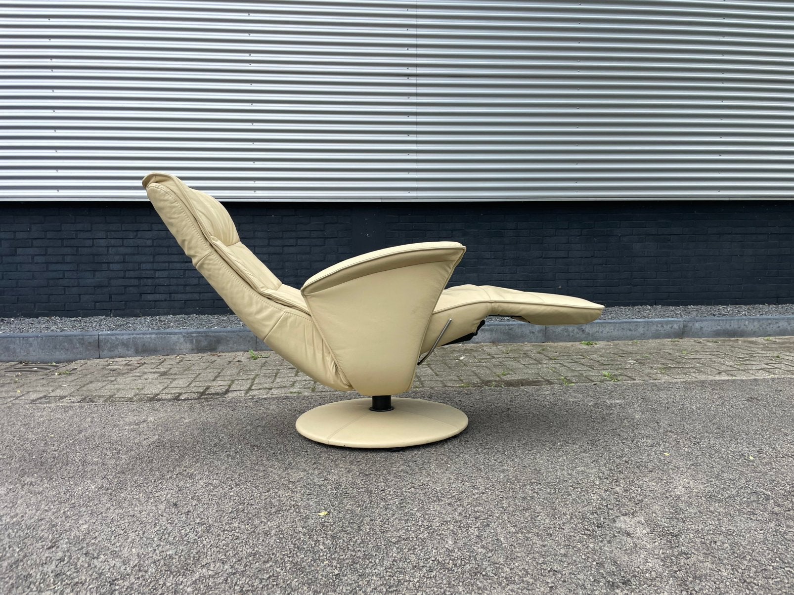 Foto 7 van Creme kleurige leren relax fauteuil / relax stoel