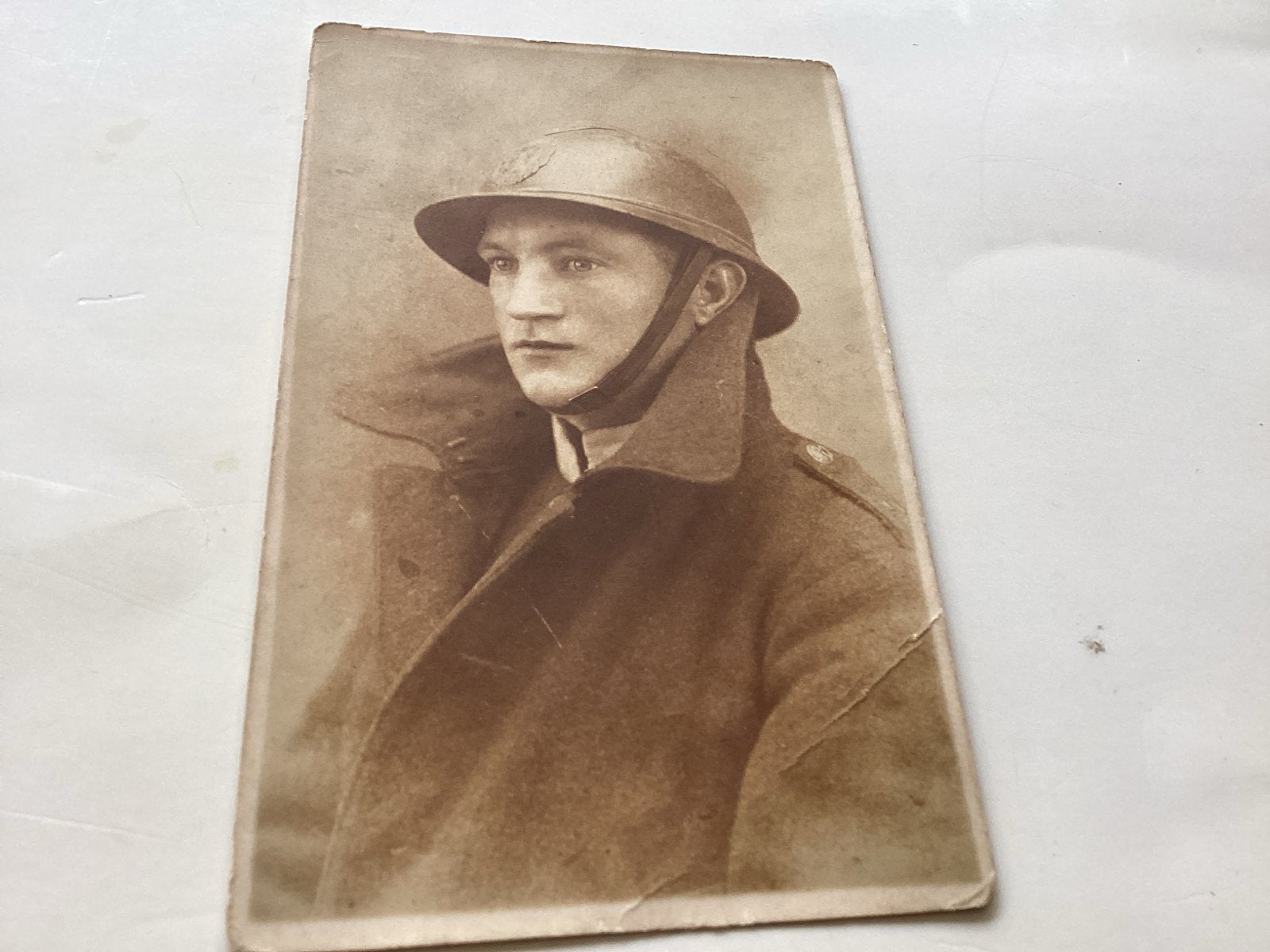 Vintage foto van soldaat met helm - WO1, Verzamelen, Gebruikt, Foto, Ophalen of Verzenden, Voor 1940