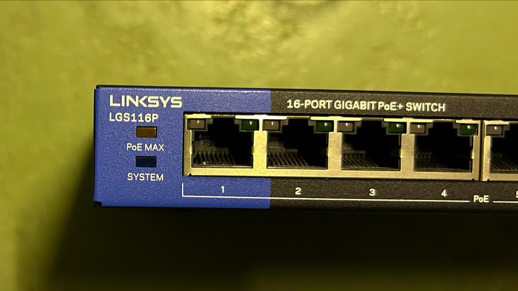 Linksys LGS116PV2 16-poorts Gigabit PoE+ switch, Ophalen of Verzenden, Gebruikt
