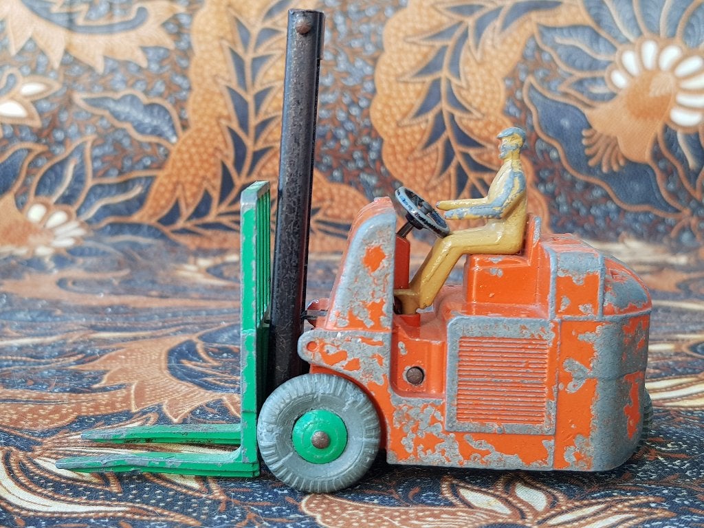 Oud model vorkheftruck uit Engeland van Dinky Toys 11 cm., Ophalen of Verzenden