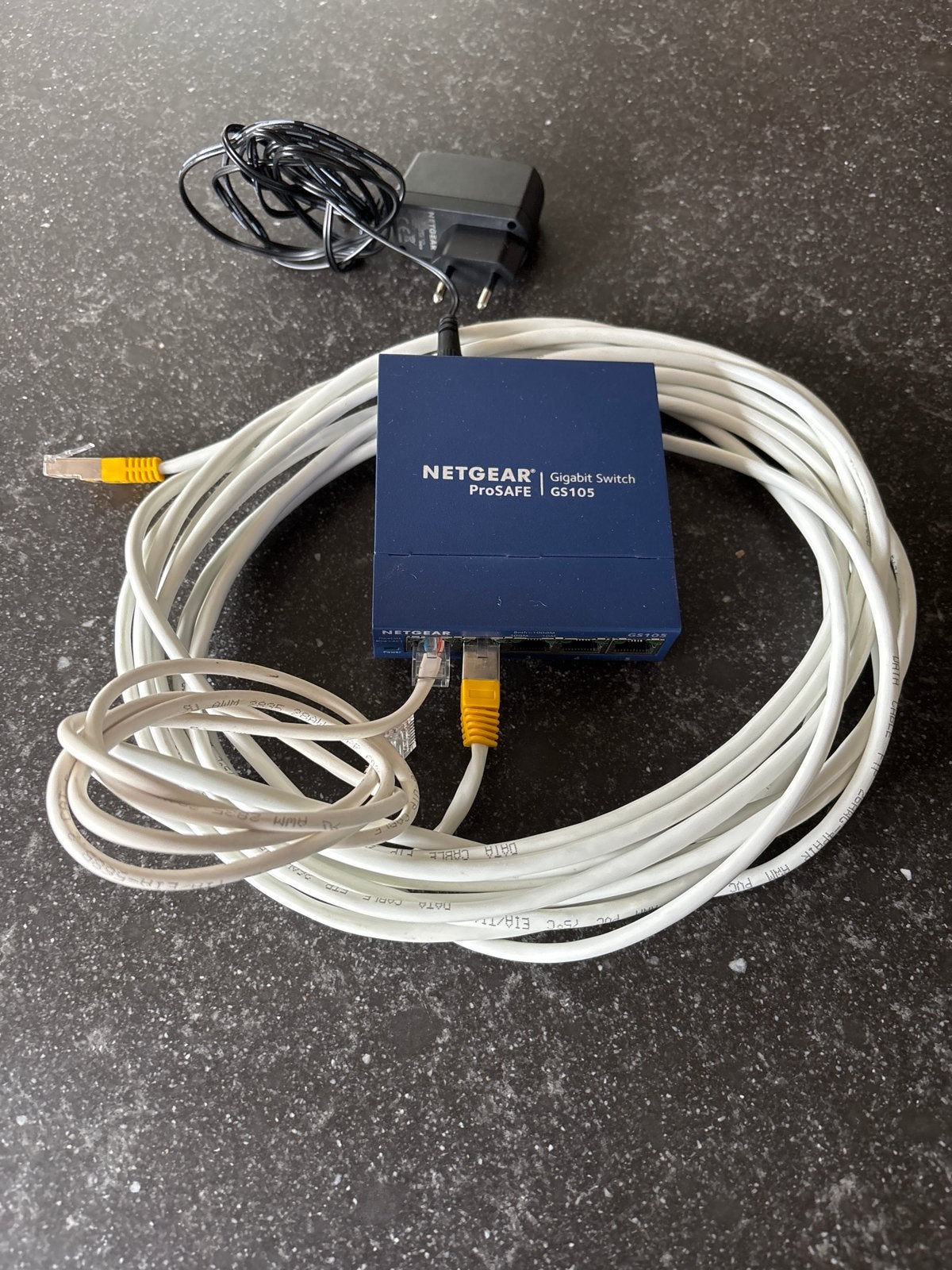 Netgear ProSAFE GS105 Gigabit Switch met adapter en kabel, Computers en Software, Ophalen of Verzenden, Zo goed als nieuw
