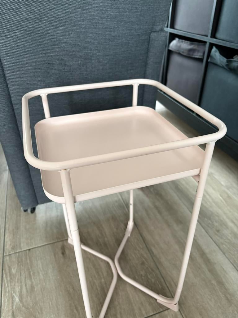 Roze Ikea Bijzettafel / Plantenstandaard, Huis en Inrichting, Tafels | Bijzettafels, 45 tot 60 cm, Minder dan 55 cm, Metaal of Aluminium