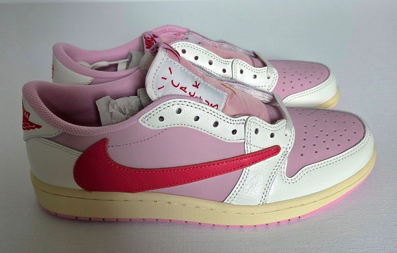 Air Jordan 1 Retro Low Travis Scott Tropical Pink maat 43, Kleding | Heren, Schoenen, Ophalen of Verzenden, Nieuw, Overige kleuren