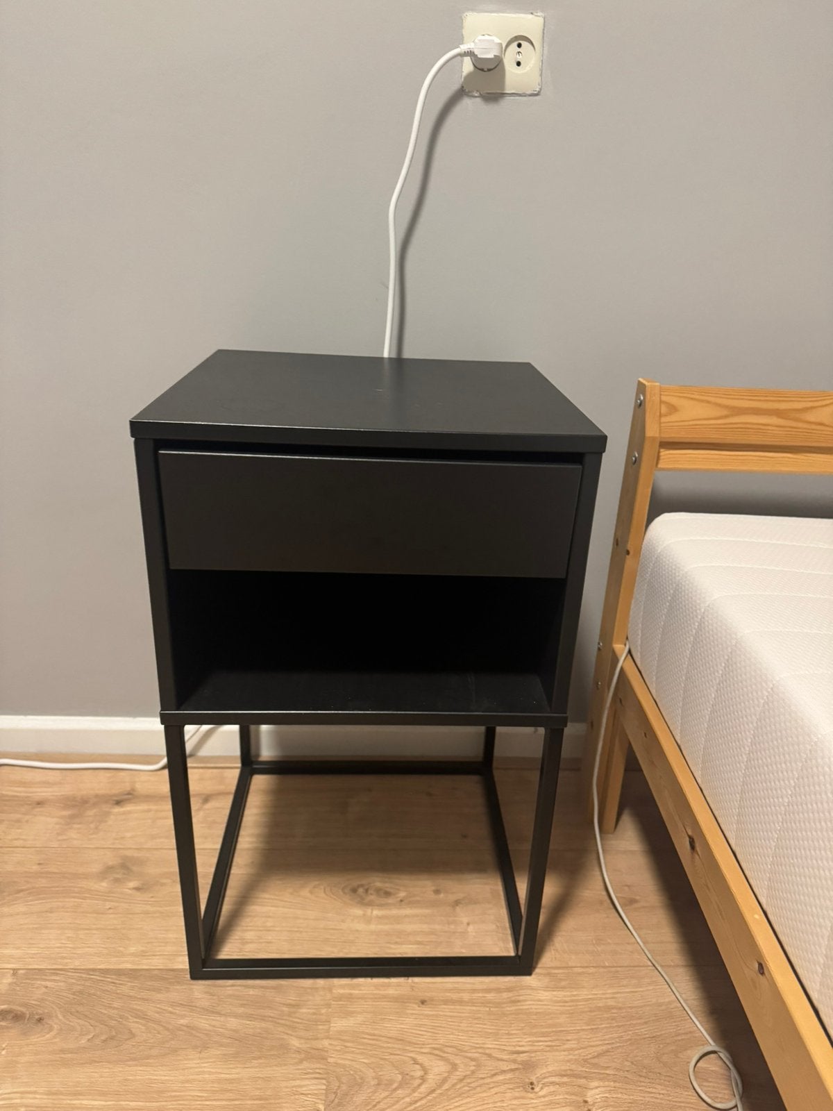 IKEA VIKHAMMER Nachtkastjes, Ophalen, Zo goed als nieuw, Minder dan 45 cm