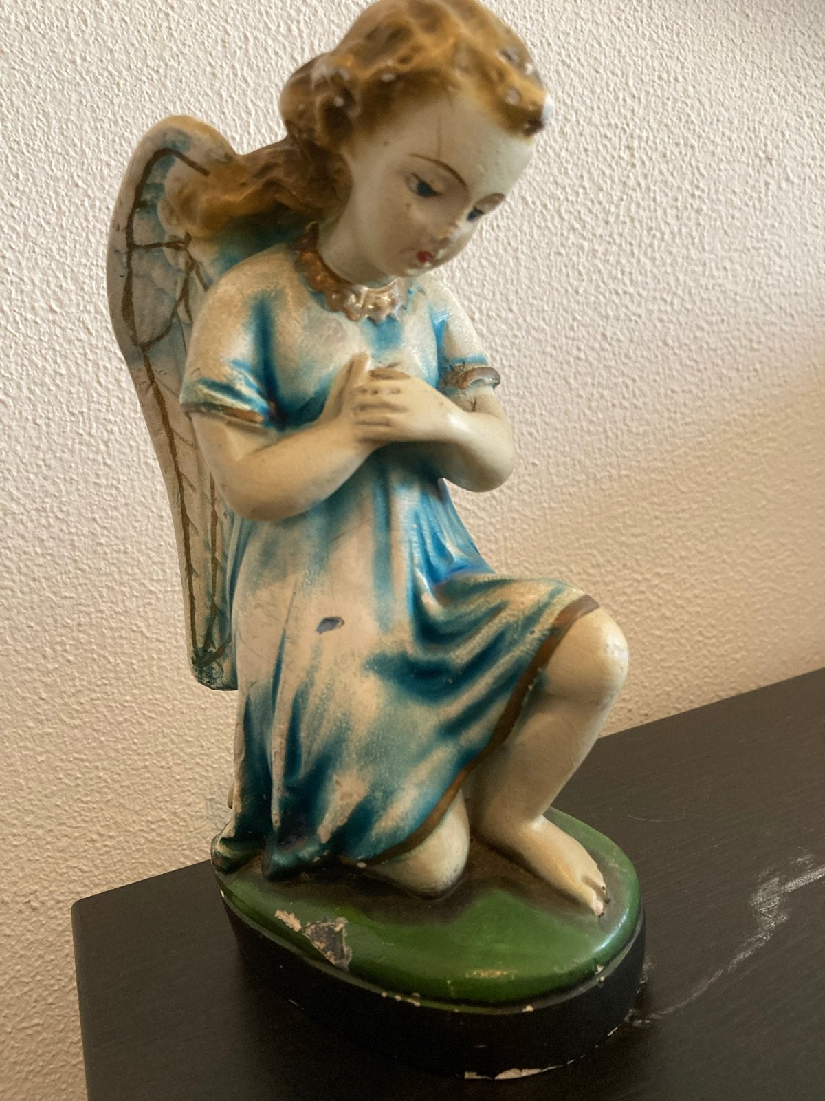 Antiek gipsen beeld van knielende biddende engel polychrome, Antiek en Kunst, Ophalen of Verzenden