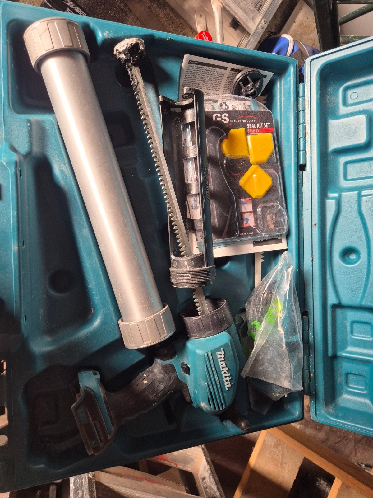 Makita kitspuit op accu, Ophalen, Zo goed als nieuw