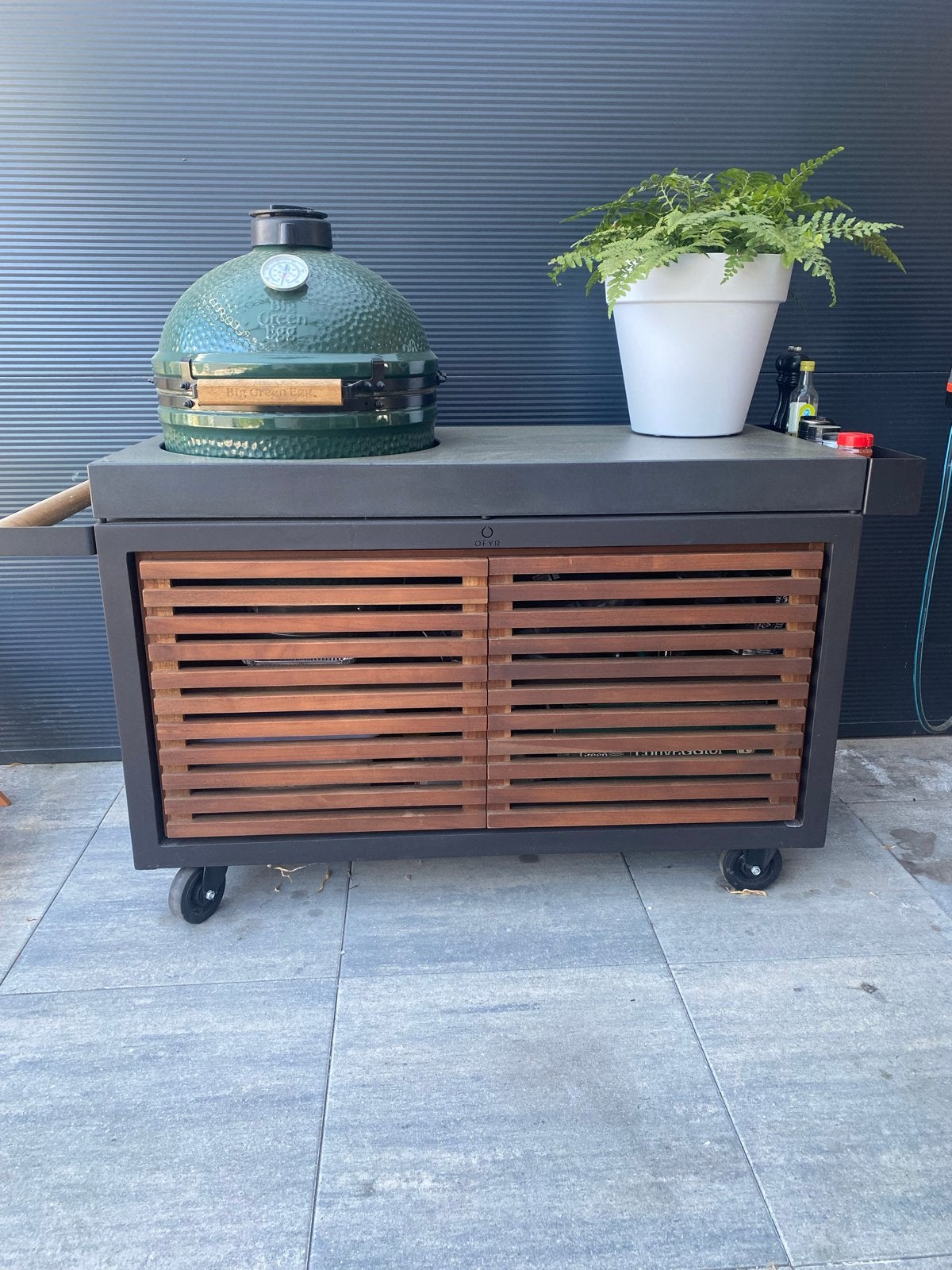 OFYR Kamado Table Black 135 PRO (excl. Big Green Egg), Ophalen, Zo goed als nieuw, Houtskool, Vrijstaand