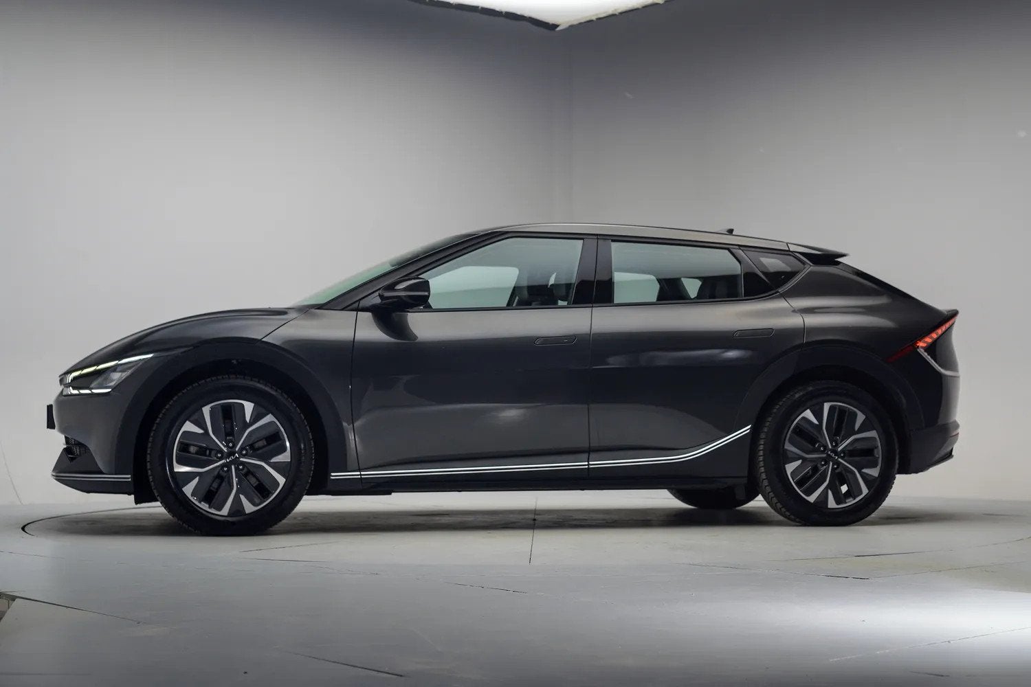 Kia Ev6 Edition 77.4 kWh 3-fase [ LED Navi Adapt.cruise ], Auto's, Automaat, 0 cilinders, Gebruikt, 1885 kg