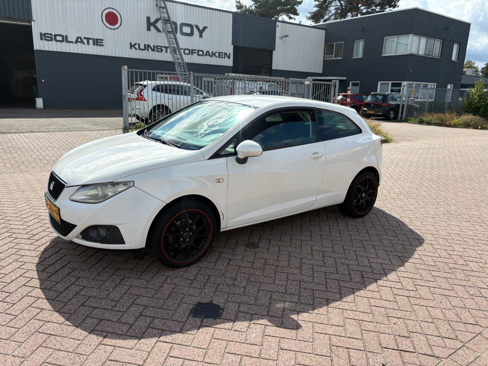 Seat Ibiza 1.6 77KW 3DRS 2009 Wit, Auto's, Voorwielaandrijving, 15 km/l, 40 €/maand, 990 kg