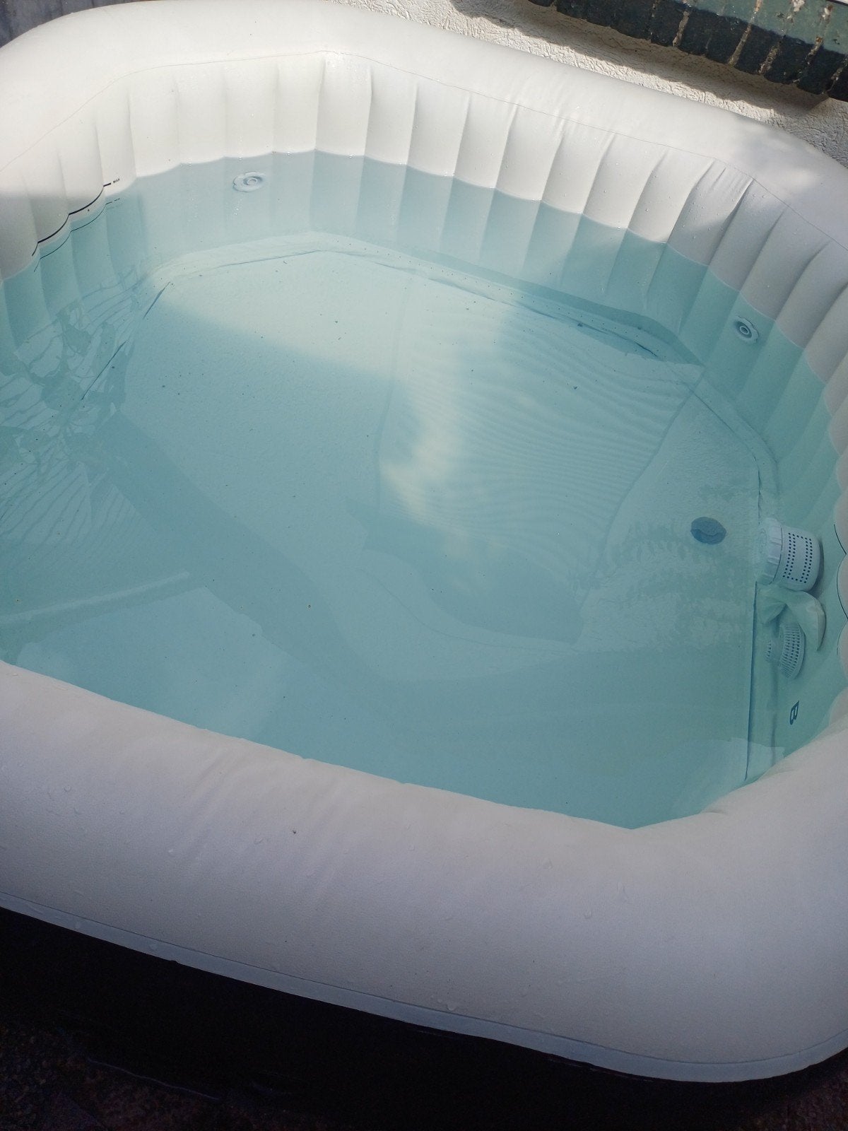 Intex Opblaasbare Jacuzzi - Alleen bad, Ophalen, Zo goed als nieuw, Pomp, Opblaasbaar