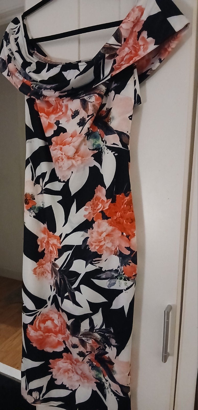 Elegante bloemenjurk met off-shoulder hals - Maat 38, Meerkleurig, Zo goed als nieuw, Knielengte, Ophalen