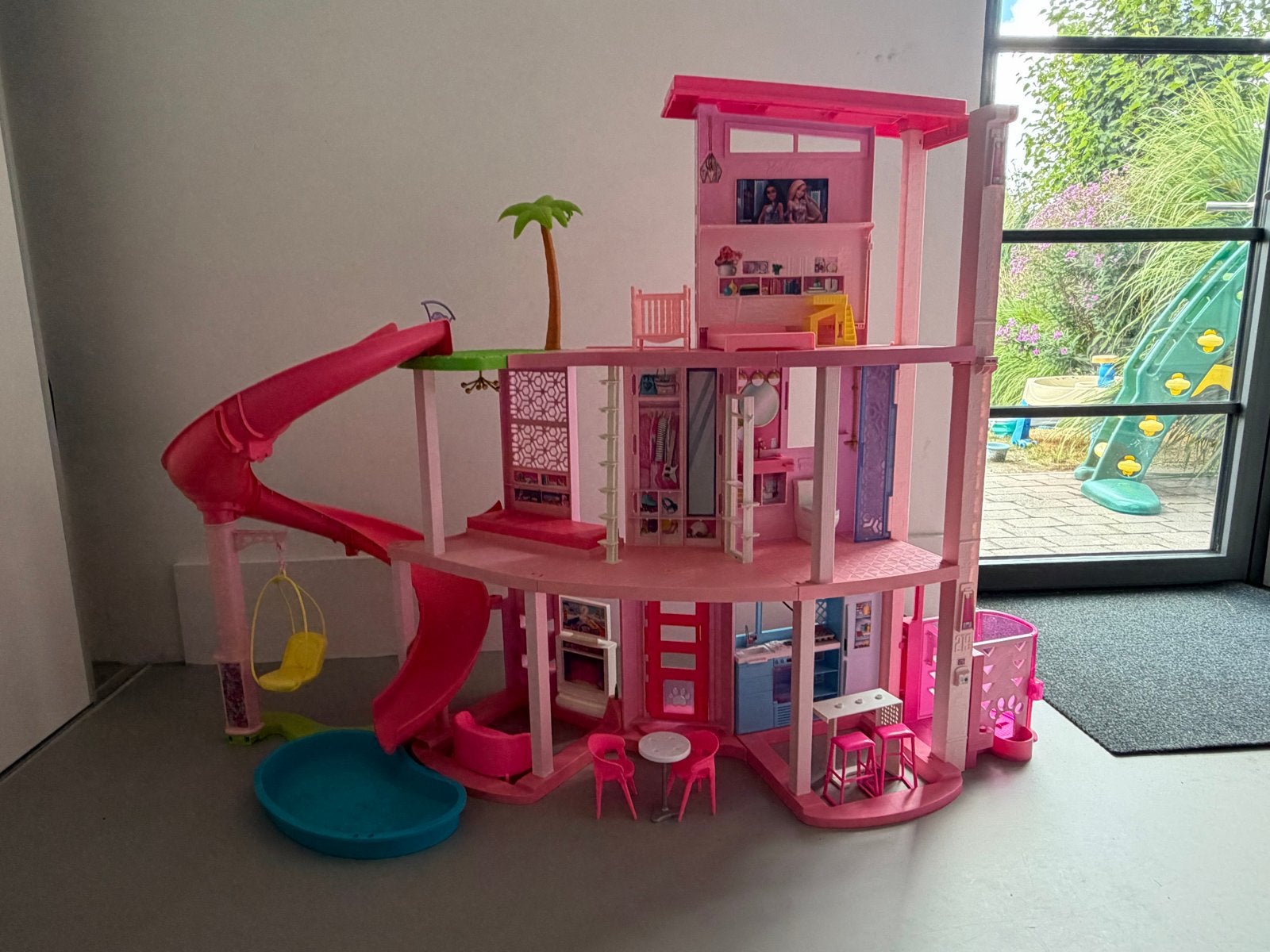 Groot Barbie Droomhuis met glijbaan en zwembad, Ophalen, Zo goed als nieuw, Barbie