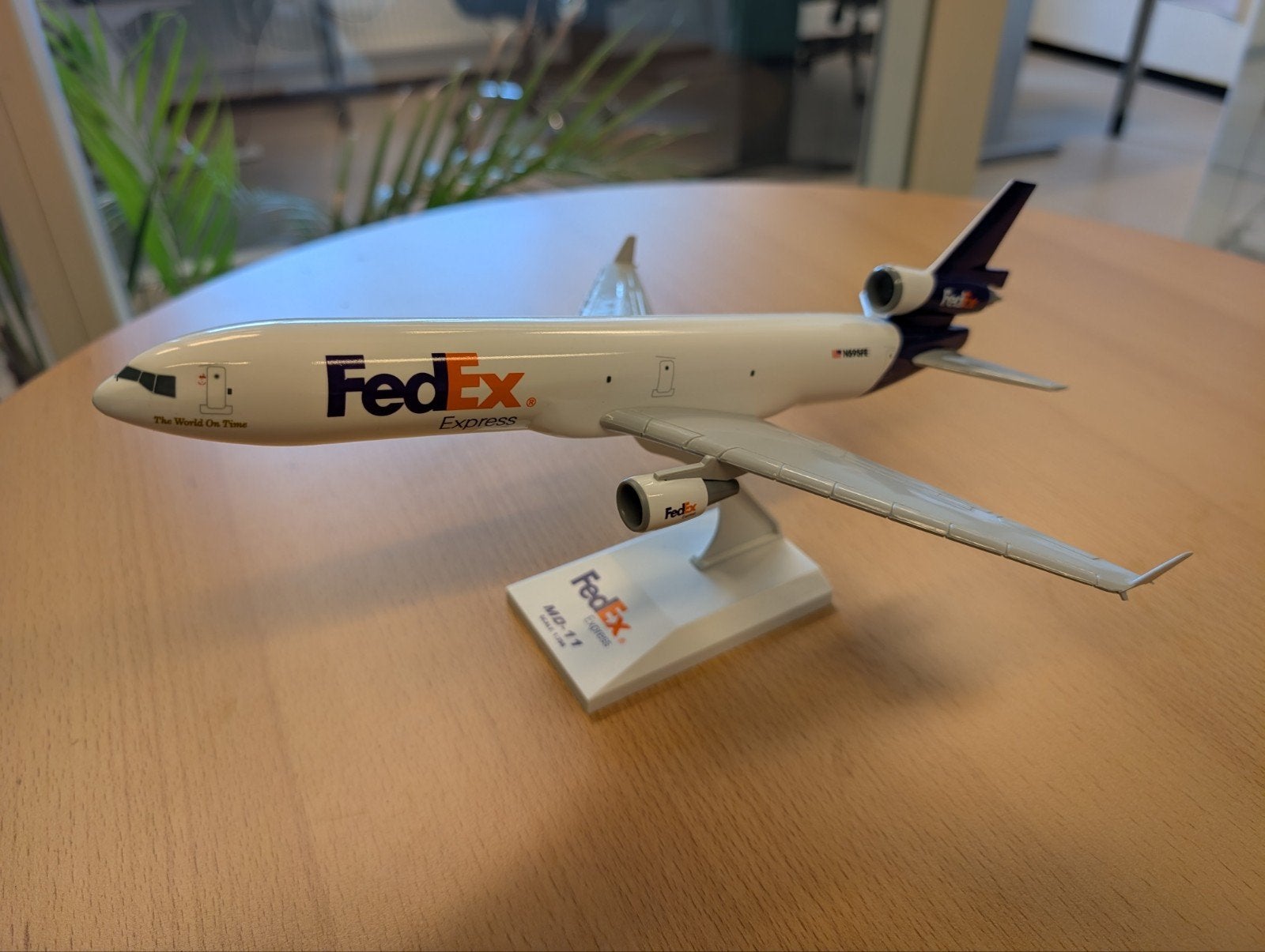 FedEx MD-11 SkyMarks 1:200 modelvliegtuig, Verzamelen, Luchtvaart en Vliegtuigspotten, Ophalen of Verzenden, Gebruikt, Schaalmodel