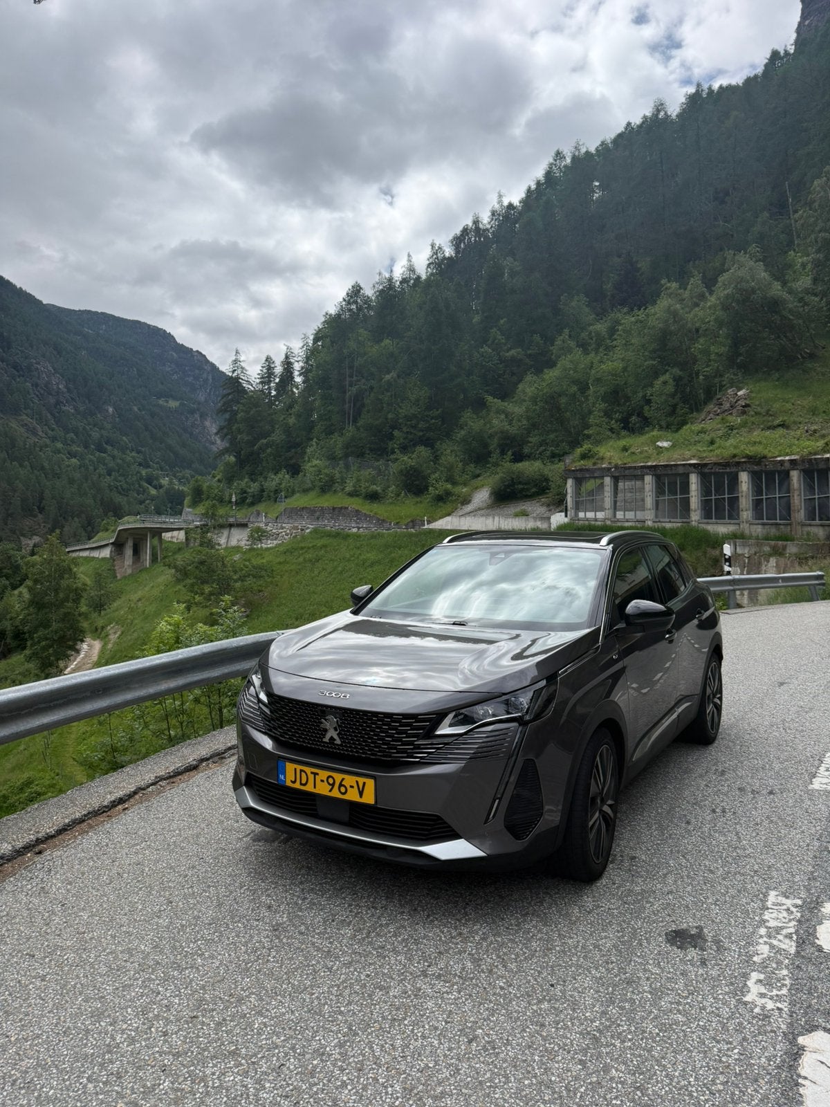 Peugeot 3008 1.2 Puretech 130pk S&S Eat8 2021 Grijs, Auto's, 1295 kg, 1199 cc, 690 kg, Elektronische parkeerrem