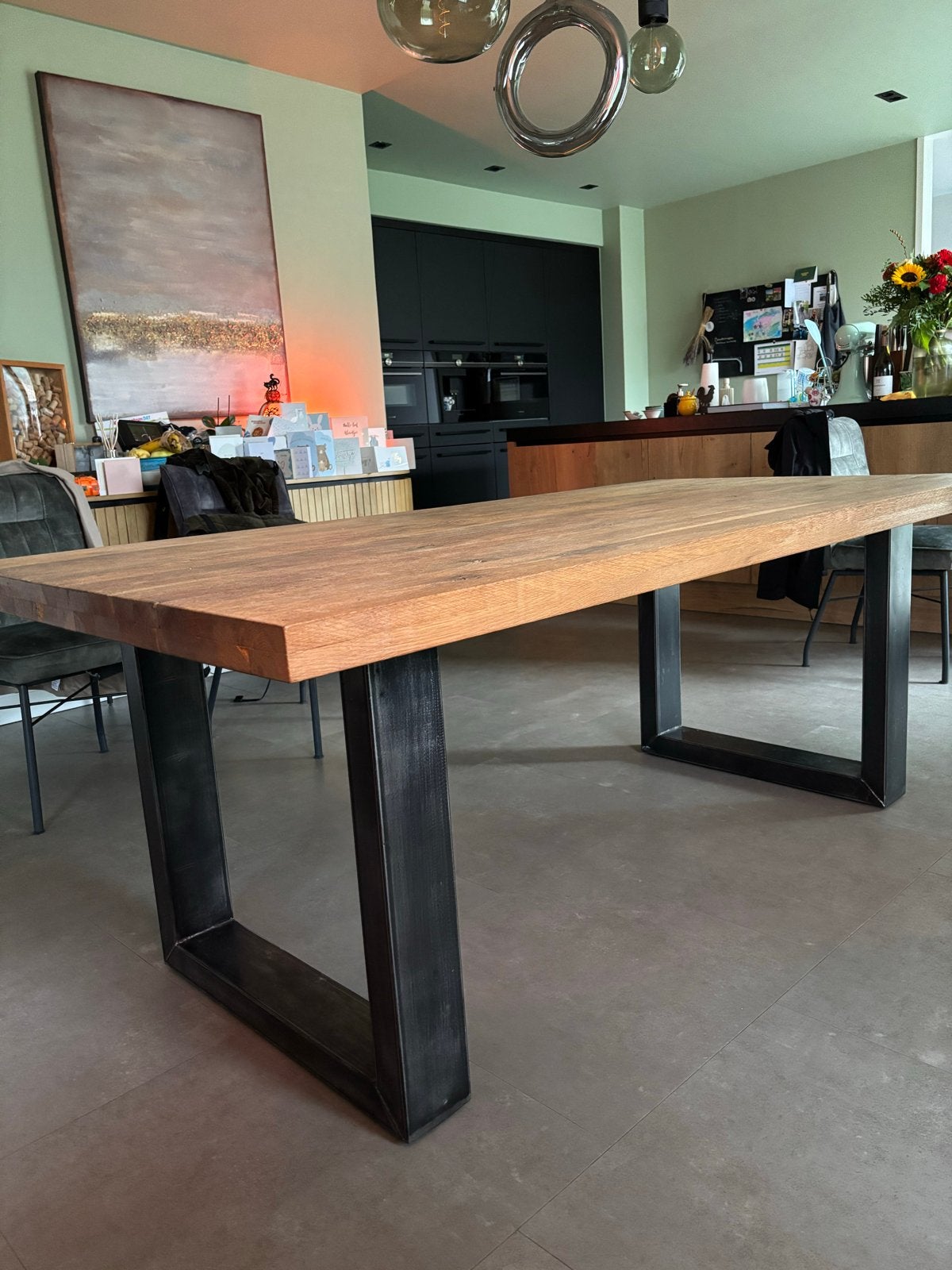 Eiken eettafel met stalen onderstel