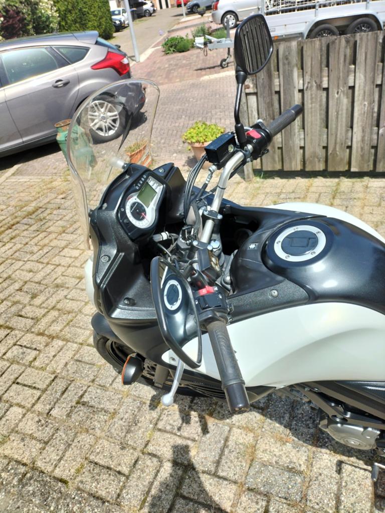 Motor is wit , met abs en handvat verwarming., Motoren