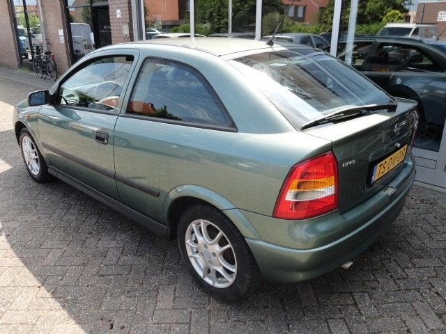 Opel Astra 1.6 GL, Auto's, Opel, Stof, Zwart, 4 cilinders, Airbags