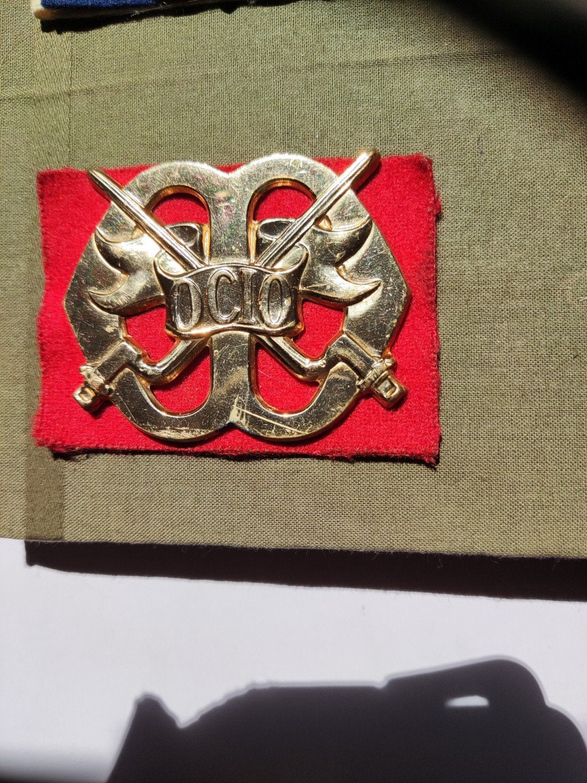 OCIO baretembleem., Ophalen of Verzenden, Landmacht, Nederland, Embleem of Badge