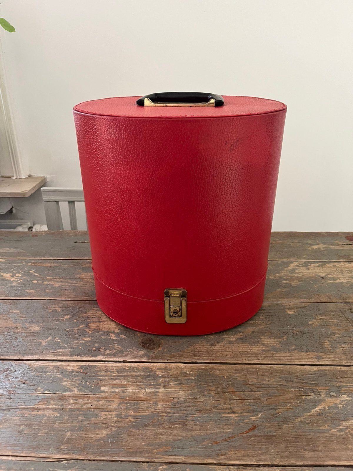 VINTAGE RETRO HOEDENKOFFER MET MAL HOOFD ROOD SIMILI, Ophalen of Verzenden, Zo goed als nieuw