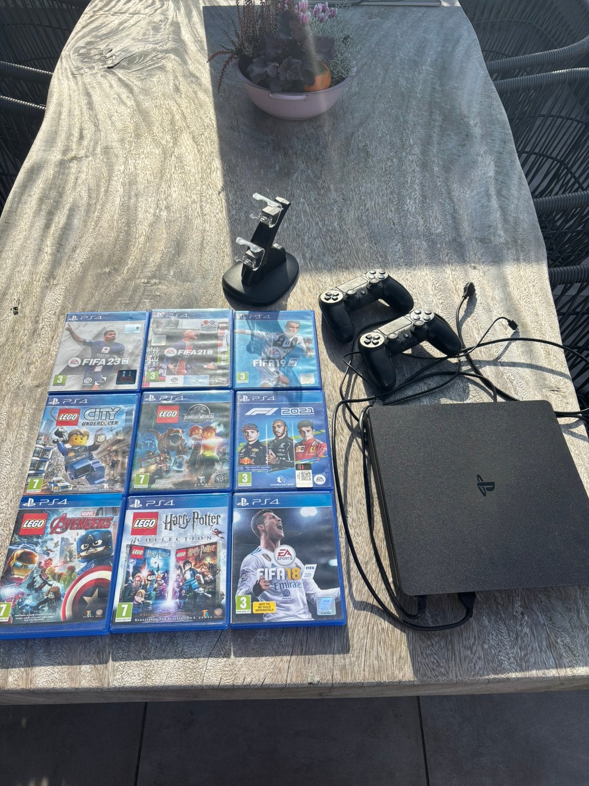 Foto 2 van Ps4 met games en controllers