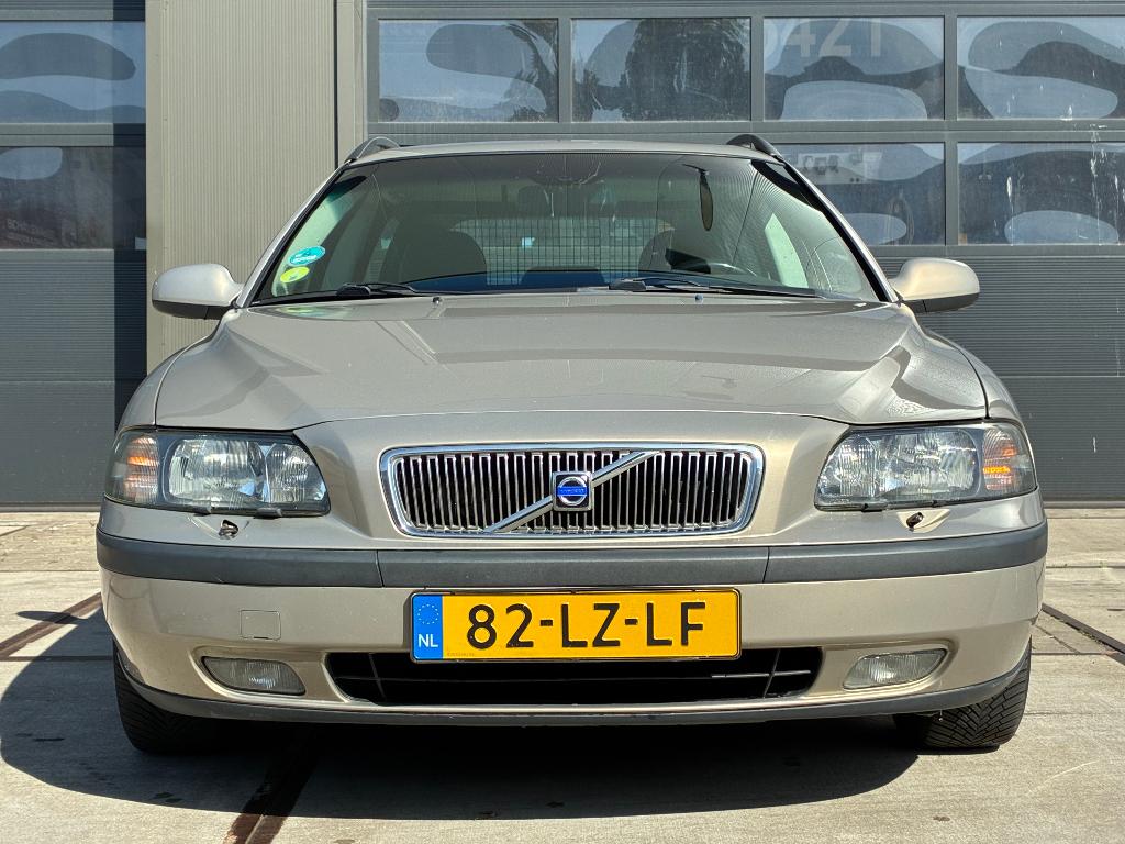 Volvo V70 Comfort 2.4 140PK AUT 2003 Goud, 1556 kg, Zwart, Leder en Stof, Beige