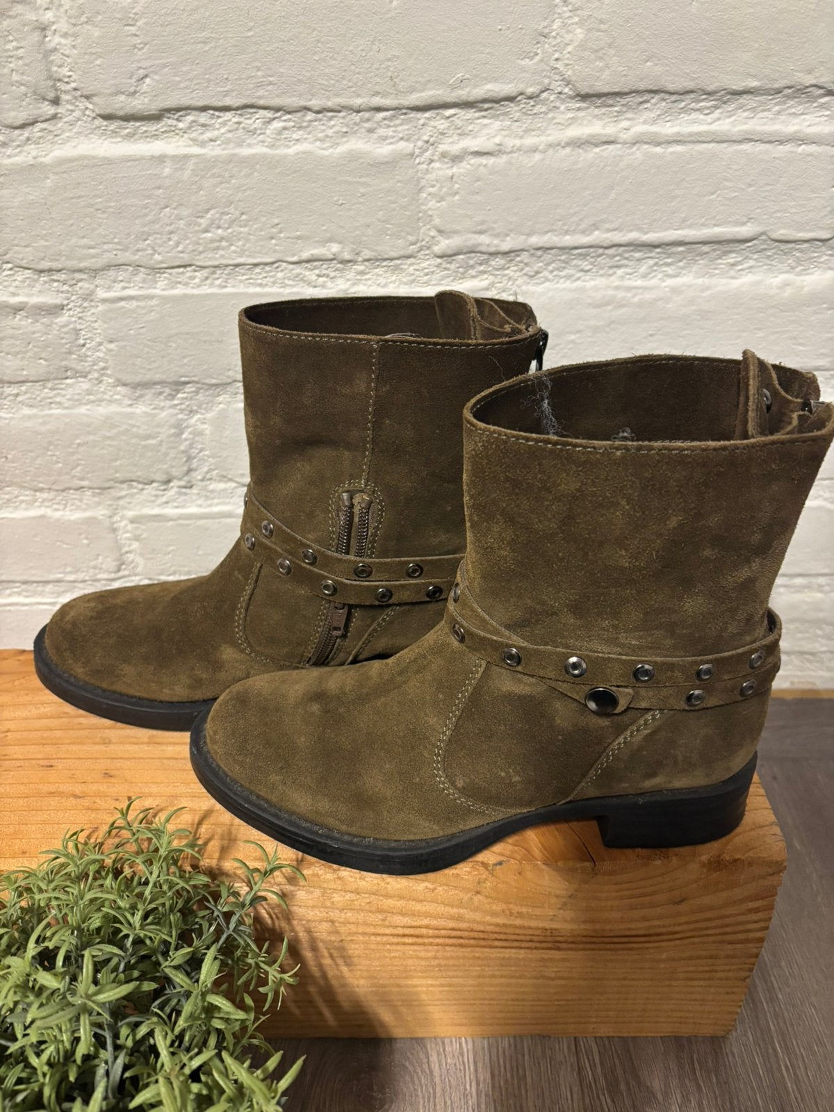 Unisa,  donker groen suede biker laarsje  mt 36, Kleding | Dames, Lage of Enkellaarzen, Ophalen of Verzenden, Zo goed als nieuw
