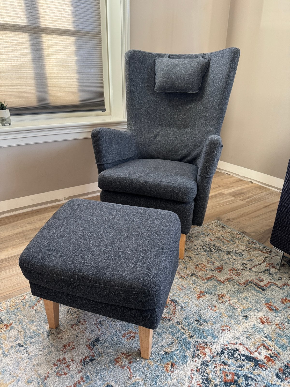 Donkergrijze fauteuil Omtanksam met voetenbank - Ikea stoel, Huis en Inrichting, Fauteuils, Ophalen, Minder dan 75 cm, 50 tot 75 cm