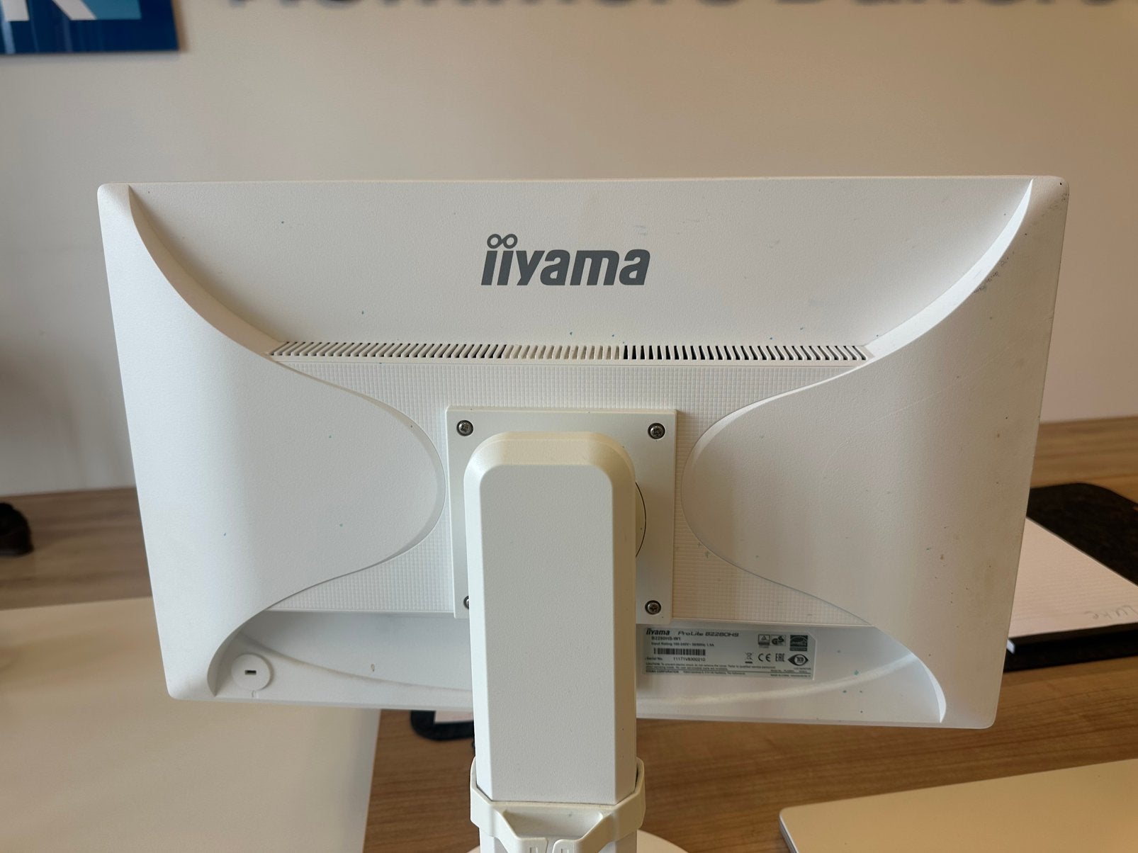 19 beeldschermen eventueel ook met bureau tafela, Audio, Tv en Foto, Ophalen, Zo goed als nieuw